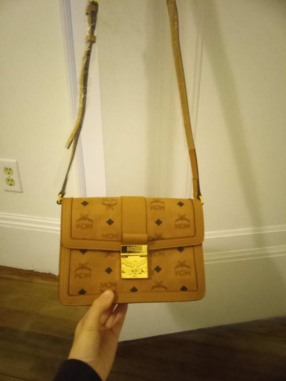MCM Tracy Shoulder Bag in Visetos - Picture 6 of 7